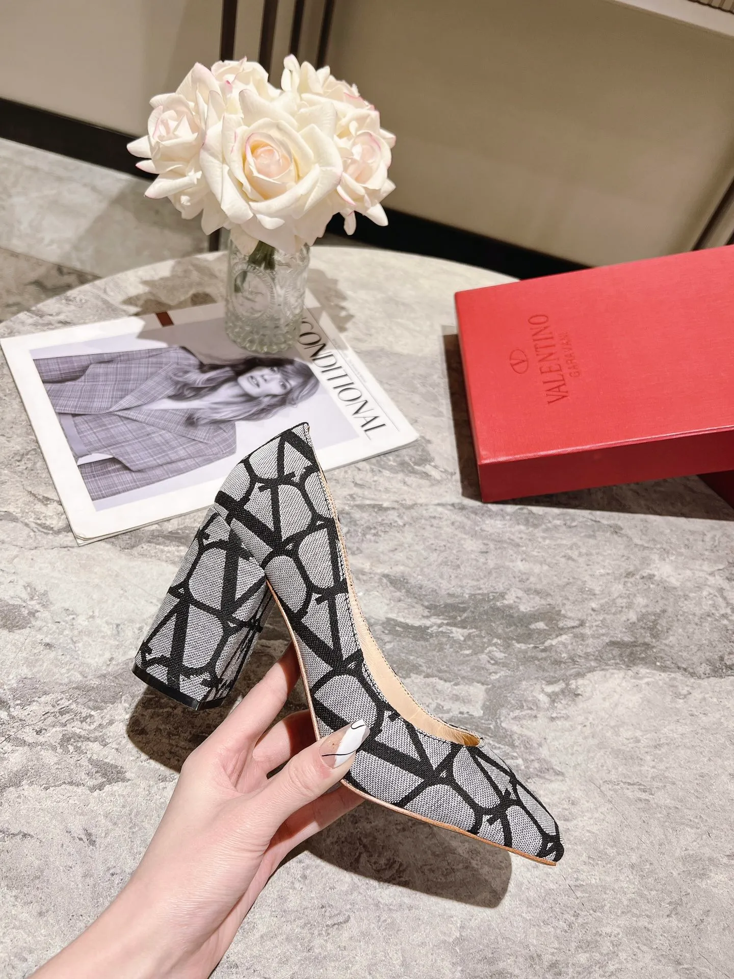 👟👟Ex-factory price 440👟👟 Genuine leather sole +40 Top version 𝑉𝐴𝐿𝐸𝑁𝑇𝐼𝑁𝑂 Valentino new spring and summer women's 5⃣️ color spring shoes. The unique [V logo fabric print pattern] brings out a full sense of high-end, and the new season will live up to expectations! Worth buying★Absolutely high-grade❥Original method, Absolutely sensual❥Elegant style, creating a different feeling, simple and elegant style!  Code number: 35-41 (34-42 customized) Fabric: Fabric printed cloth Lining: Sheepskin lining Heel height: 6cm～8.5cm2⃣️ options Leather outsole Rubber outsole